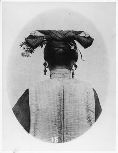 Bakifrån av Coiffure av gift Manchu matron, c.1867-72 av John Thomson