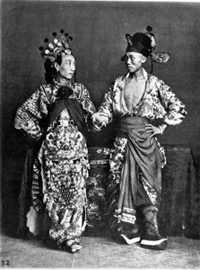 Kina, 2 skådespelare (män) dans, ca 1870 (foto) av John Thomson