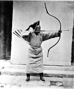 Kina, bågskytt, ca 1870 (foto) av John Thomson