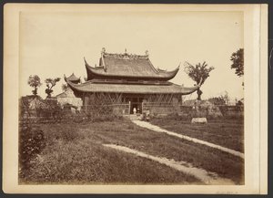 [Inhägnat tempel] av John Thomson
