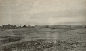 Fort, troligen VOC:s Fort Mosselstein vid Band-e Charak nära Bandar-e Lengeh i Iran av John Thomson