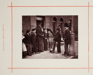 Italienska gatumusikanter, 1877. av John Thomson