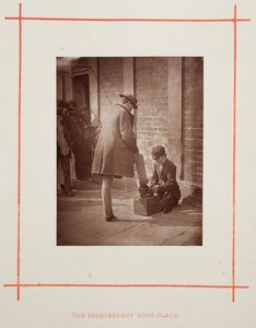 The Independent Shoe-Black, 1877. av John Thomson