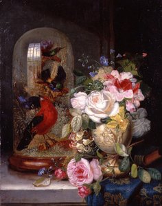 Ett stilleben med rosor i en vas bredvid exotiska fåglar i ett glasfodral