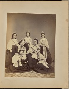 [Grupporträtt av kvinnor i kronor och skärp] av Jordan H. Abbott