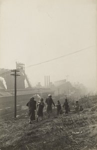[Kvinnor nära industriellt komplex] av José Alemany