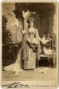 Alva Vandebilt, i kostym för sin bal från 1883 (sepiatryck)