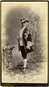 Peter Marie, Kostymbal