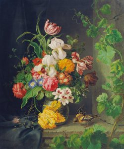 Stilleben av blommor med sparv och vinstockar