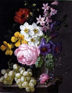 Rosor, narcisser och blommor i en vas
