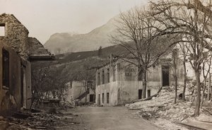 Album "Mitt världskrig - minnen av sydvästra fronten i Kärnten, Italien, Trentino-Alto Adige) 31/03/1915-12/11/1918 - Josef Zohles Wien ": spillror i Bovec (s/v foto) av Josef Zohles