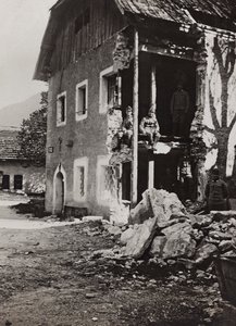 Album "Mitt världskrig - minnen av sydvästra fronten i Kärnten, Italien, Trentino-Alto Adige) 31/03/1915-12/11/1918 - Josef Zohles Vienna ": spillror i Valbruna (s/v pho av Josef Zohles