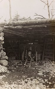 Album "Mitt världskrig - minnen av sydvästra fronten i Kärnten, Italien, Trentino-Alto Adige) 31/03/1915-12/11/1918 - Josef Zohles Vienna ": hydda med kanon (s/v bild av Josef Zohles