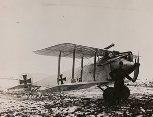Album "Mitt världskrig - minnen av sydvästra fronten i Kärnten, Italien, Trentino-Alto Adige) 31/03/1915-12/11/ 1918 - Josef Zohles Wien ": Österrikiskt plan (s/v foto)