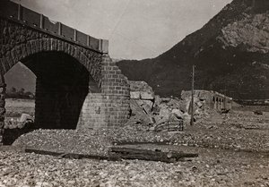 Album "Mitt världskrig - minnen av sydvästra fronten i Kärnten, Italien, Trentino-Alto Adige) 31/03/1915-12/11/1918 - Josef Zohles Wien ": bro i Tolmezzo (s/v pho av Josef Zohles