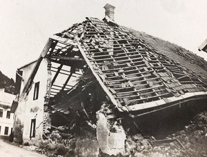 Album "Mitt världskrig - minnen av sydvästra fronten i Kärnten, Italien, Trentino-Alto Adige) 31/03/1915-12/11/1918 - Josef Zohles Wien ": spillror av ett hus i Ugoviz av Josef Zohles