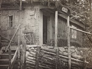 Album "Mitt världskrig - minnen av sydvästra fronten i Kärnten, Italien, Trentino-Alto Adige) 31/03/1915-12/11/1918 - Josef Zohles Wien ": Kommandohuset (s/v foto av Josef Zohles