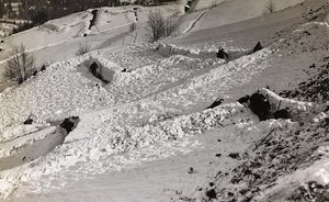 Album "Mitt världskrig - minnen av sydvästra fronten i Kärnten, Italien, Trentino-Alto Adige) 31/03/1915-12/11/ 1918 - Josef Zohles Vienna ": skyttegravar i snön (s/v p av Josef Zohles