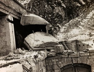 Album "Mitt världskrig - minnen av sydvästra fronten i Kärnten, Italien, Trentino-Alto Adige) 31/03/1915-12/11/ 1918 - Josef Zohles Wien ": spillror (s/v foto) av Josef Zohles