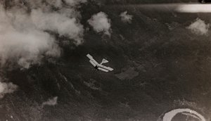 Album "Mitt världskrig - minnen av sydvästra fronten i Kärnten, Italien, Trentino-Alto Adige) 31/03/1915-12/11/ 1918 - Josef Zohles Vienna ": ett österrikiskt plan flyger över av Josef Zohles
