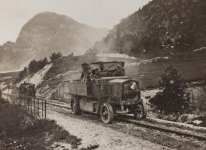 Album "Mitt världskrig - minnen av sydvästra fronten i Kärnten, Italien, Trentino-Alto Adige) 31/03/1915-12/11/1918 - Josef Zohles Wien ": militärfordon längs med av Josef Zohles