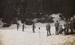 Album "Mitt världskrig - minnen av sydvästra fronten i Kärnten, Italien, Trentino-Alto Adige) 31/03/1915-12/11/ 1918 - Josef Zohles Wien ": soldater på skidor (s/v foto av Josef Zohles