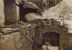 Album "Meine weltkriegs - Erinnerungen South-West Front (Kärnten, Italien, Sydtyrolen) (Mitt världskrig - minnen från sydvästra fronten i Kärnten, Italien, Trentino-Alto Adige) 31/03/1915-12/11/ 1918 - Josef Zohles Wien ": spillror från en fabrik (s/v ph av Josef Zohles
