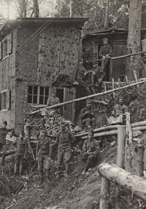Album "Mitt världskrig - minnen av sydvästra fronten i Kärnten, Italien, Trentino-Alto Adige) 31/03/1915-12/11/ 1918 - Josef Zohles Wien ": militärläger (s/v foto) av Josef Zohles