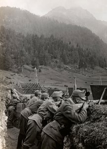Album "Mitt världskrig - minnen av sydvästra fronten i Kärnten, Italien, Trentino-Alto Adige) 31/03/1915-12/11/ 1918 - Josef Zohles Wien ": soldater i skyttegravarna (f