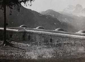 Album "Mitt världskrig - minnen av sydvästra fronten i Kärnten, Italien, Trentino-Alto Adige) 31/03/1915-12/11/1918 - Josef Zohles Wien ": en italiensk fästning (s/v pho av Josef Zohles
