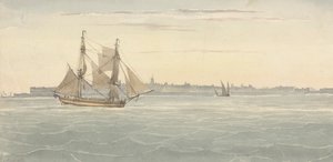Enskild brigg (?) Ännu ett segelfartyg mot kontur av staden i bakgrunden