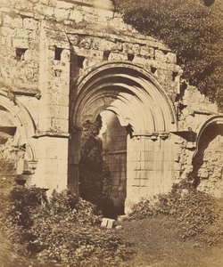 Rievaulx Abbey. Dörröppningen till matsalen, 1850-talet.