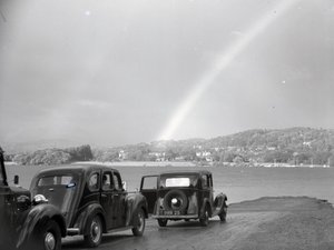 Bilar parkerade vid Loughrigg Tarn av Joseph Hardman