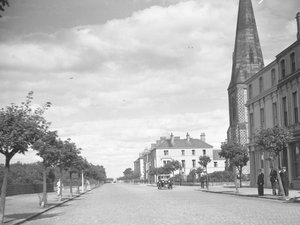 kyrka; arkitektur; religiös; ecklesiastisk; och män som står till höger om bilden av Joseph Hardman