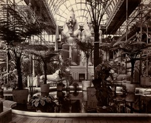 The Crystal Palace i London: insidan av norra tvärskeppet, c.1870 (s/v foto)