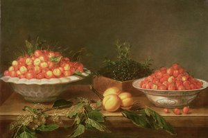 Stilleben med frukt i porslinsfat och en trälåda