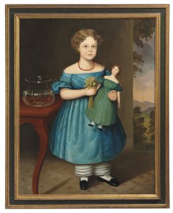 Porträtt av Amy Philpot i en blå klänning med docka och guldfisk