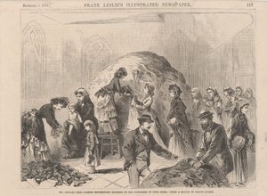The Chicago Fire: damer som delar ut kläder till lidande av båda könen, illustration från Frank Leslies Illustrated Newspaper, 1871 av Joseph after Becker