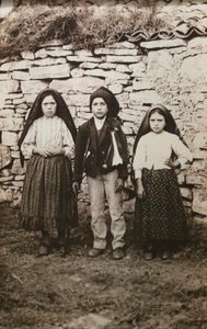Fatimas helgedom. Lucia dos Santos och hennes kusiner Francisco och Jacinta Marto. Vår Fru av Fatima. Portugal. av Joshua Benoliel