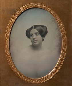 Ung kvinna med hår stylat i två bullar, 1850-talet. Skapare: Josiah Johnson Hawes, Albert Sands Southworth.