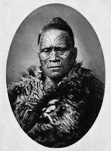 En maorihövding med ett utsökt tatuerat ansikte och väderkappa, 1902