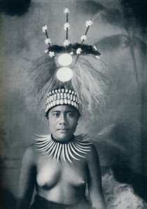 En samoansk kvinna bär en krage av cachalottänder och en ceremoniell huvudbonad, 1902
