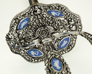 Detalj av ett småsvärd, ca 1790 (facetterat, polerat, blått och förgyllt stål med järn- och jaspisgods)
