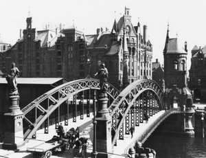 Bro i Speicherstadt (lagerstad) Hamburg, c.1910