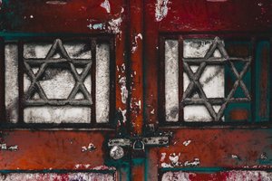 Locked Doors, 2016 (fotografi) av Joy Lions