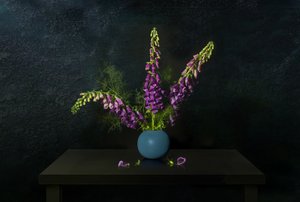 Stilleben med lila fingerborgsblomma av Juan Antonio Palacios