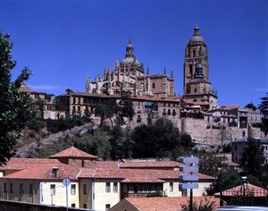 Utsikt över katedralen från söder, 1525-77 av Juan and Rodrigo Gil de Hontanon