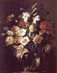 Liljor, pioner, tulpaner, blåklint och andra blommor på en glasvas på en piedestal