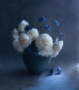 Mörkblått blomsterstilleben av Judy Tseng