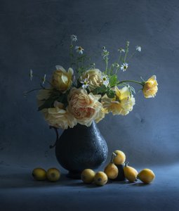 Mörkt blomsterstilleben